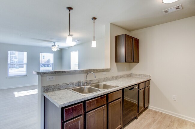 Cocina con barra de desayuno - Ironwood Apartments