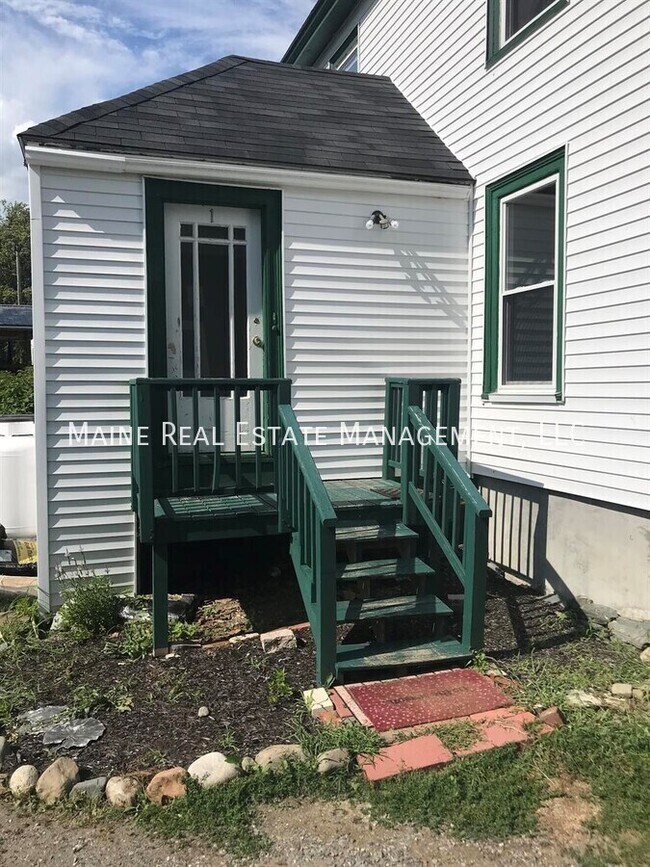 Building Photo - 204 Maple St