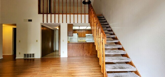 Building Photo - Spacious 2Bd 1.5 Ba Townhome with Loft
