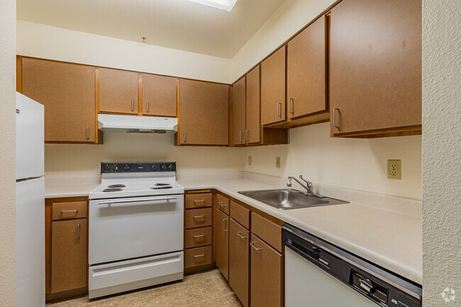 1BR, 1BA - 548SF - Kitchen - Weidler Commons