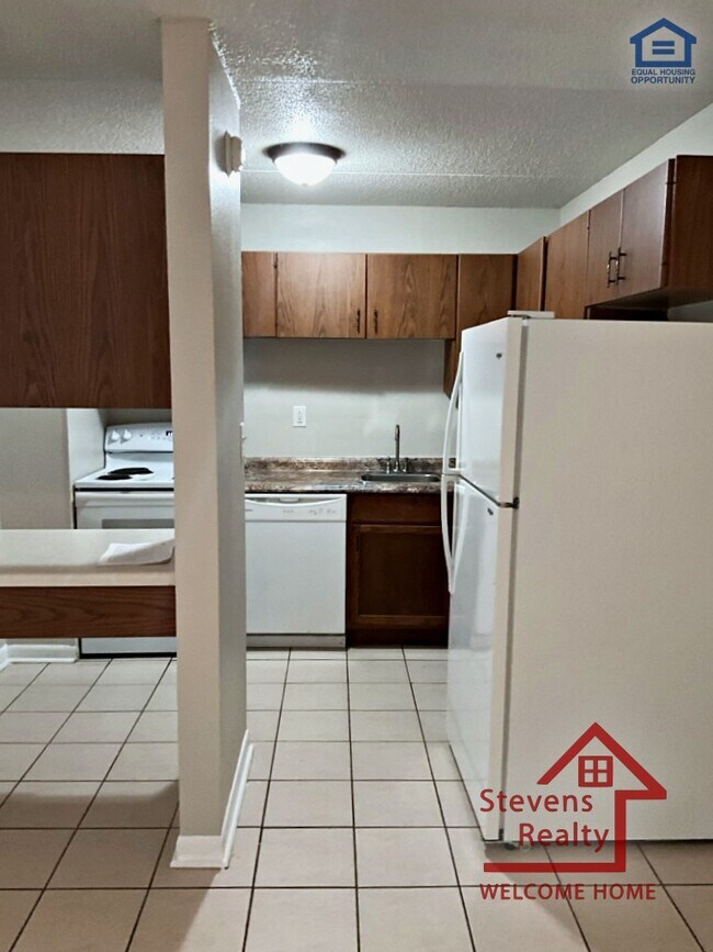 Building Photo - 915 S Seminole Dr