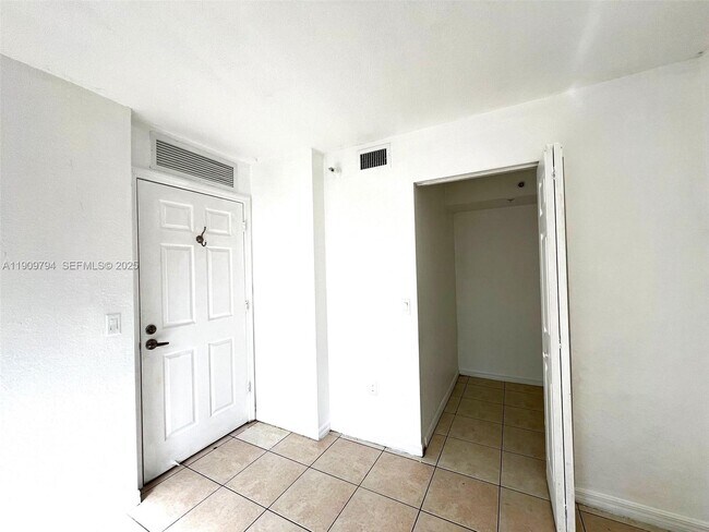 Foto del edificio - 13820 NE 3rd Ct