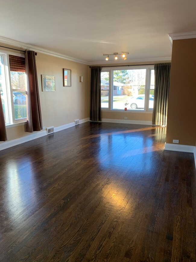 Foto del edificio - 5151 Chase Ave