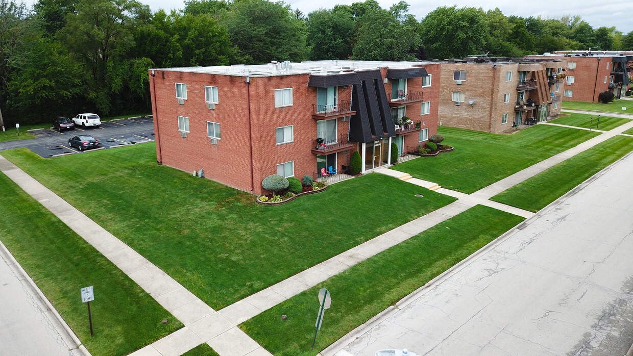 12826 Hill Dr, Crestwood, IL 60445 Room for Rent in Crestwood, IL