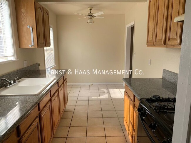 Foto del edificio - Wonderful 2 Bedroom Corner Lot Home With 2...