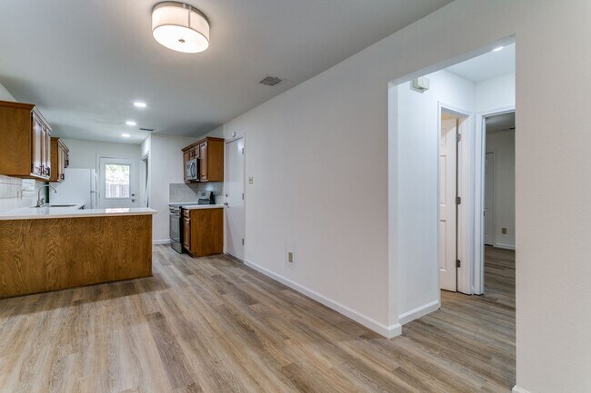 Foto del edificio - Modern Makeover! Rare 2 Bedroom House in C...