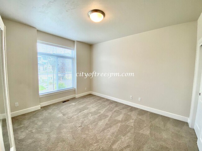 Foto del edificio - BEAUTIFUL 4 bed 2 1/2 Bath Located in Cent...