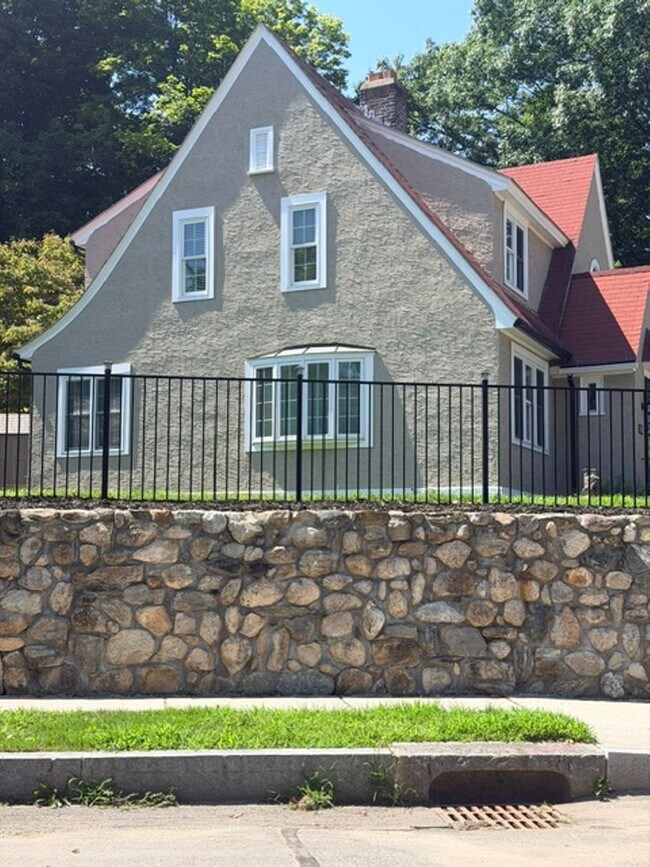 Building Photo - 860 Pleasant St