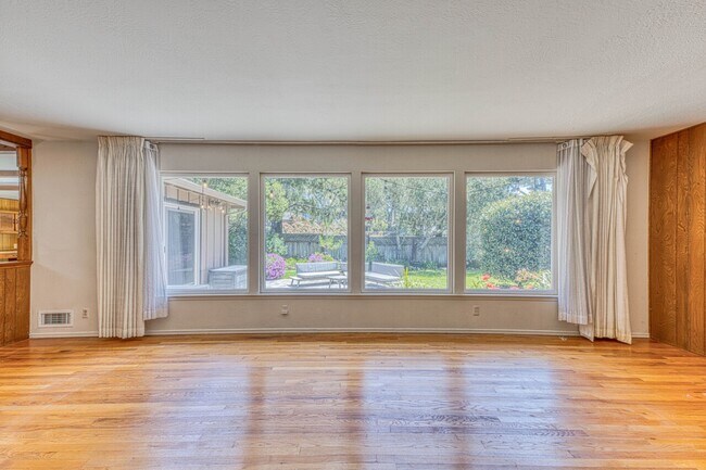 Foto del edificio - 1095 Laurel Ln