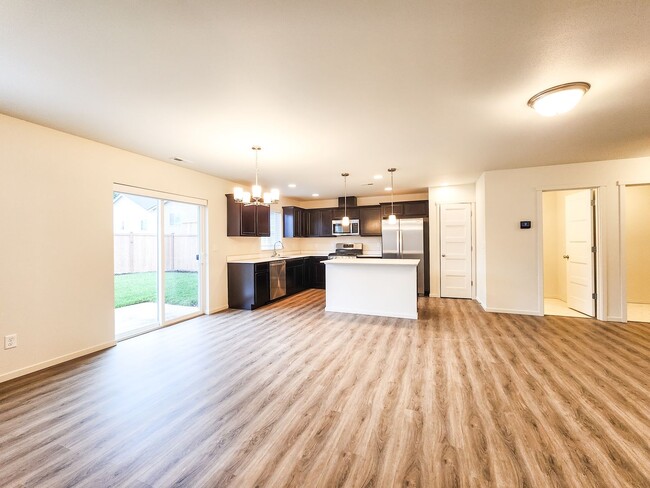 Building Photo - Newly Built 5BD 2.5BA in LSSD