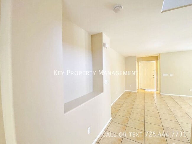 Foto del edificio - 3 BEDROOM + LOFT HOME LOCATED IN SILVERADO...