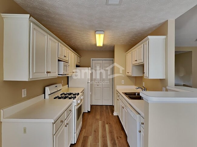 Foto del edificio - 3395 Essex Ct NW