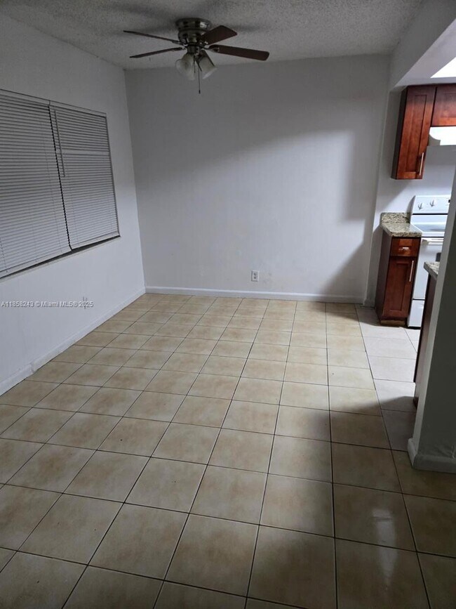 Foto del edificio - 5802 NW 21st St