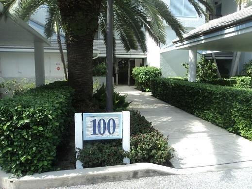 Foto principal - 123 Bay Colony Dr N