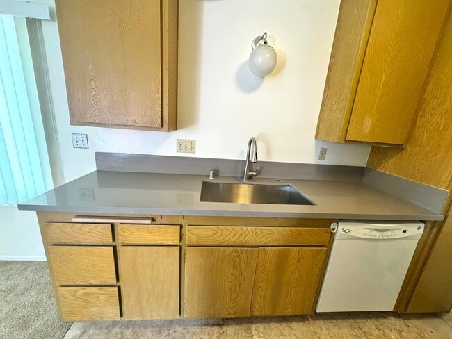 Building Photo - Upgraded Spacious and Bright Upstairs One Bedroom