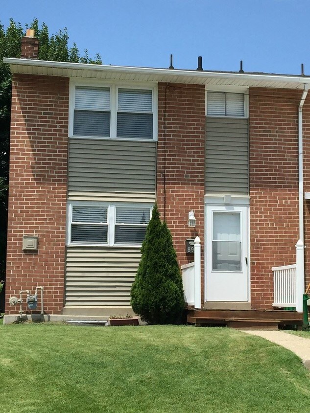 Primary Photo - 3 br, 1 bath Apartment - 891 E. KINGS COURT