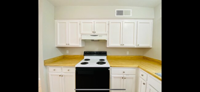 Building Photo - Huge Adobe 2 Bed/1Bath Adobe Townhome in C...