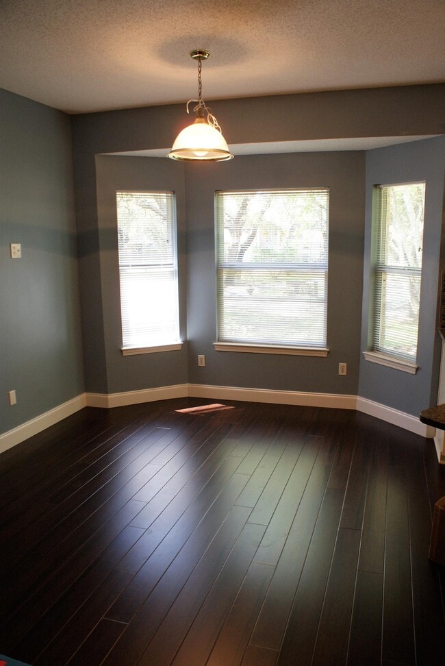 Building Photo - 2020 Plantation Oaks Dr