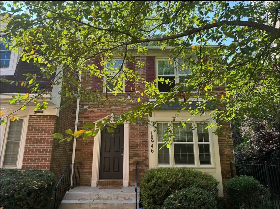 Foto principal - Spacious Townhome in Silver Spring