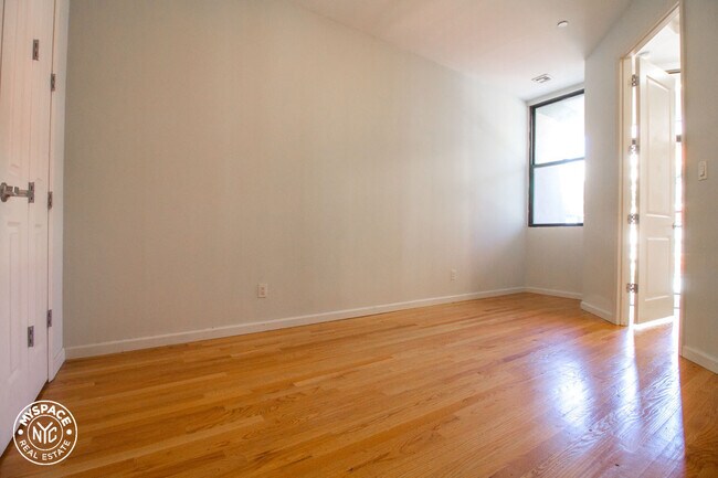 Foto del edificio - 22 Goodwin Pl