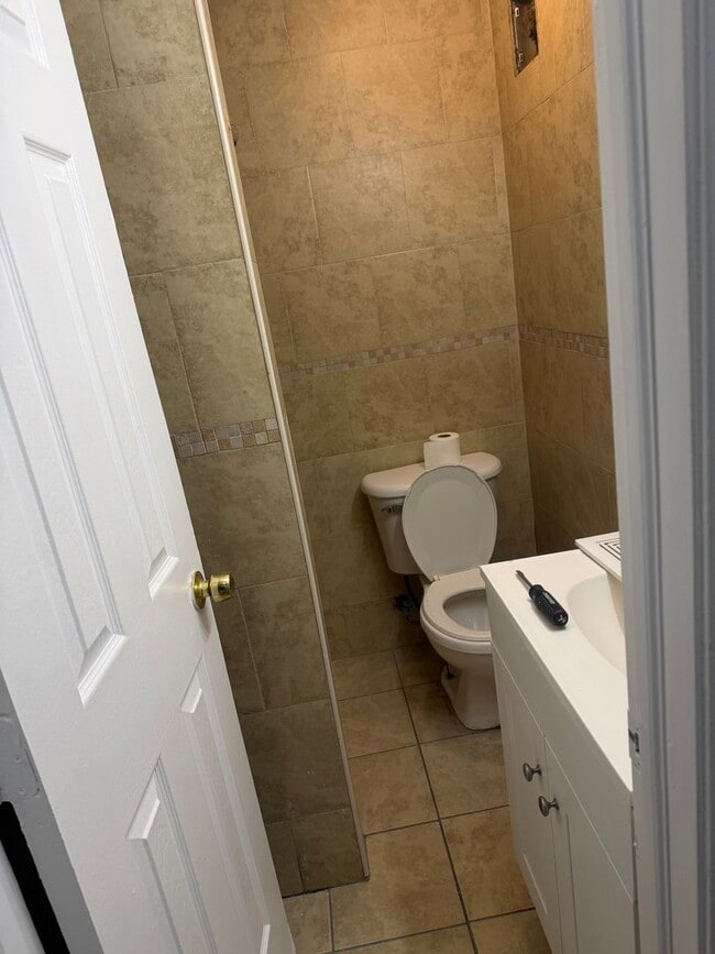 Building Photo - 326 1/2 Laurel Ave