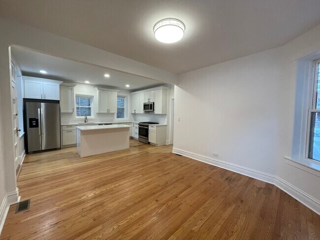 Building Photo - 4430 N Maplewood Ave