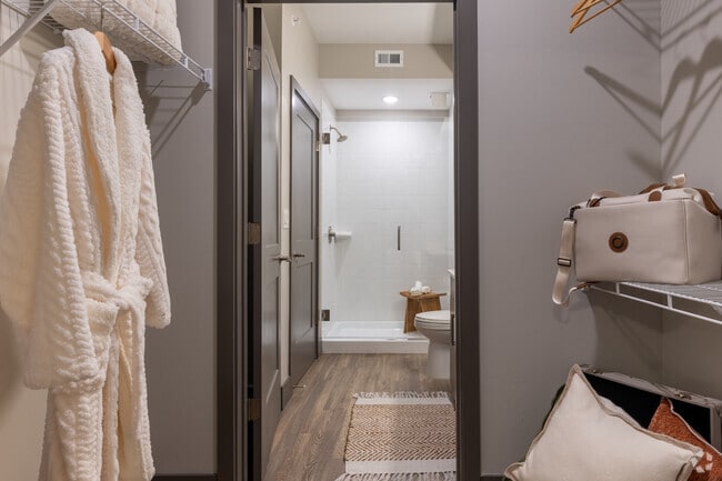 1BR, 1BA - 725SF - Closet - Sinclair at Palm Pointe
