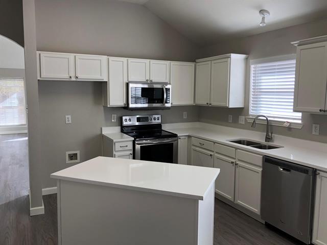 Building Photo - 800 Sequoia Dr
