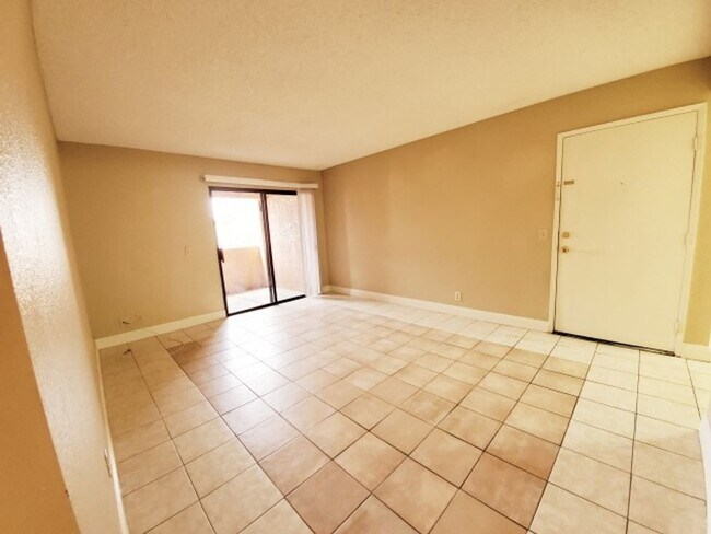 Foto del edificio - BEAUTIFUL 1 BEDROOM IN DESERT SHORES!