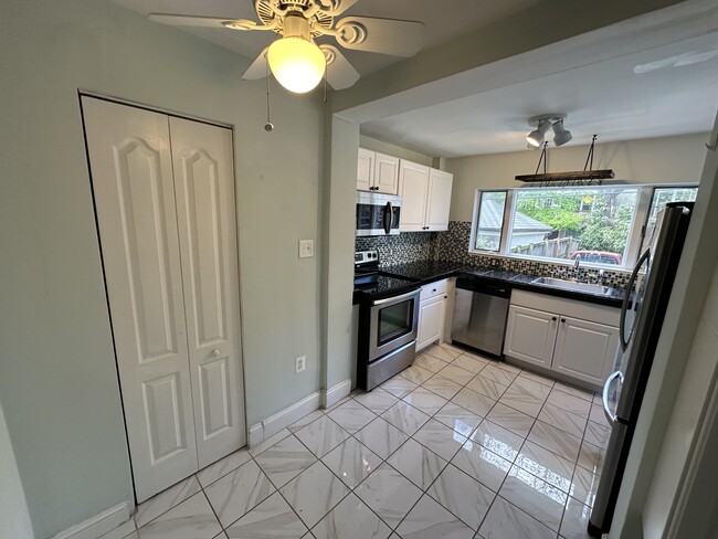 Kitchen - 2250 Cathedral Ave NW