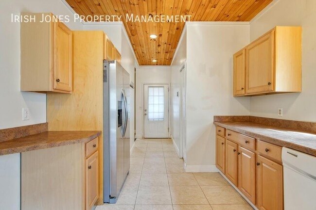 Building Photo - 2829 South Park Ave