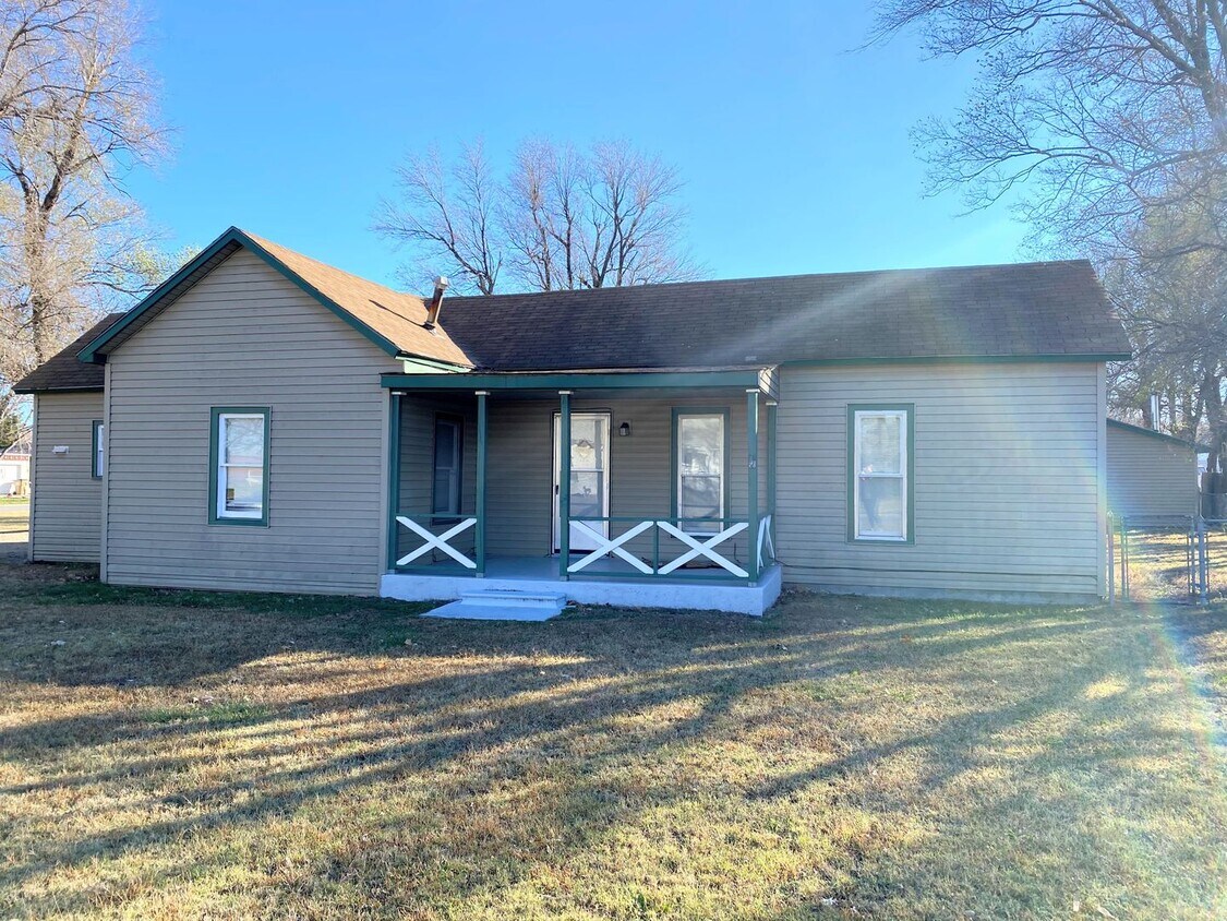 21 E Ave E, South Hutchinson, KS 67505 House Rental in South