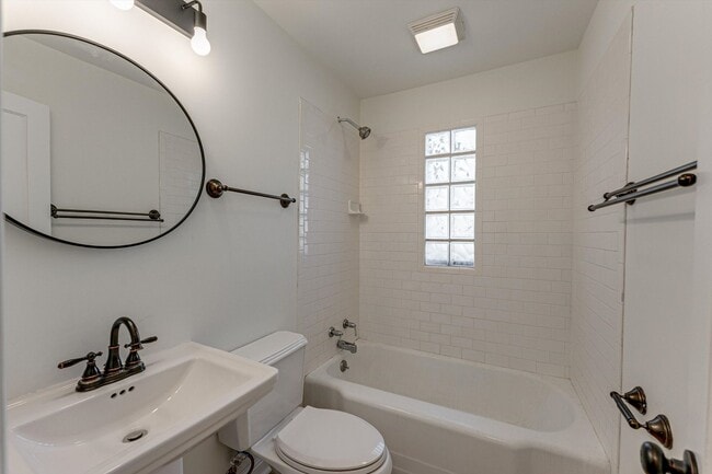 Building Photo - 4910 Golfview Dr