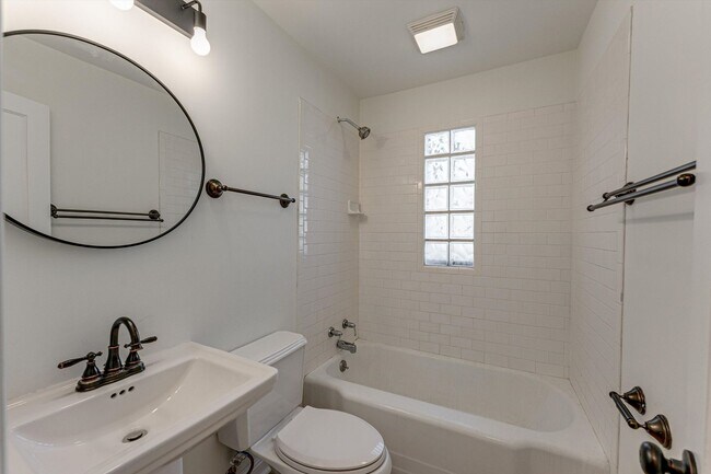 Foto del edificio - Three Bedroom One Bathroom For Rent