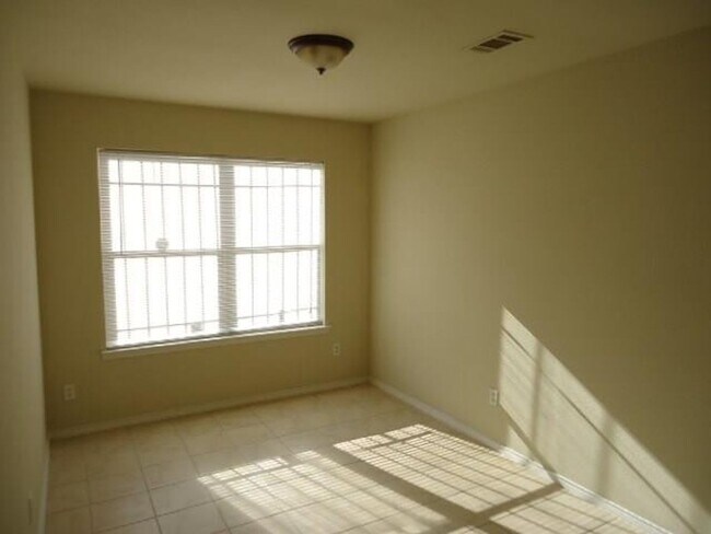 Building Photo - Adorable 3 bedroom home in Dallas!