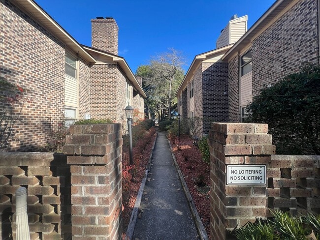 Foto del edificio - Walk to the Beach! Available Now! Unfurnished Two-Bedoom, First Floor Condo East of 17 in MB!