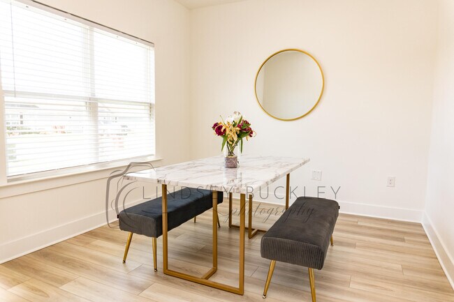 Foto del edificio - 114 Blooming Cv