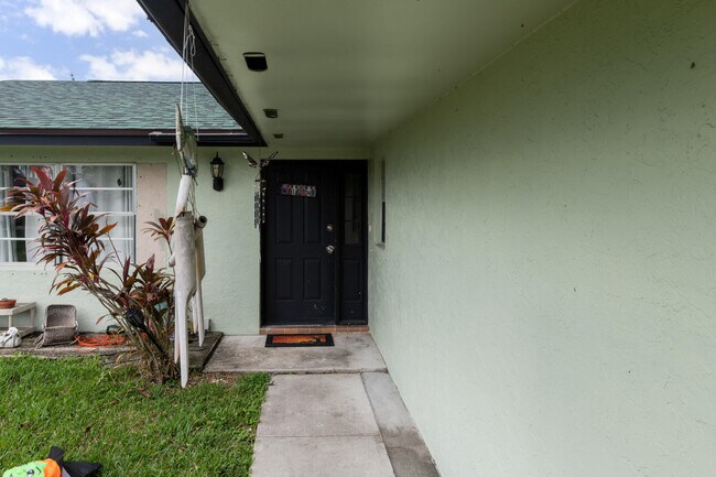 Building Photo - 424 SE Skipper Ln