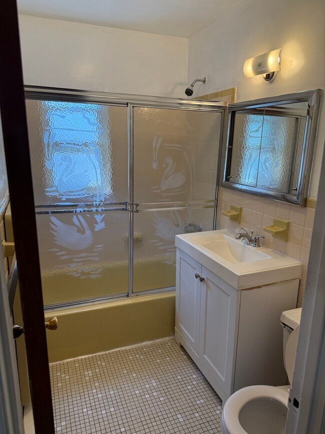 Building Photo - 722 Throggs Neck Expy