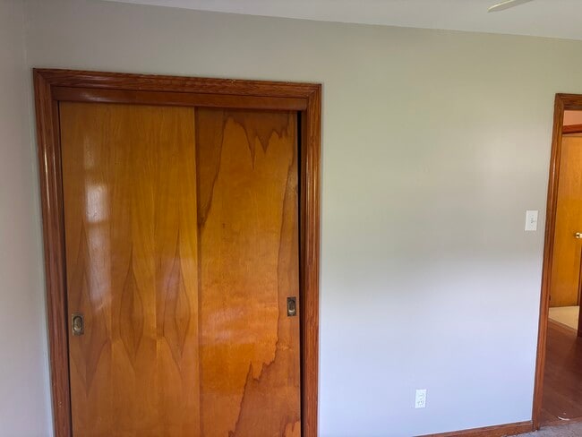 Bedroom 2 closet - 405 Saint Christina Ln