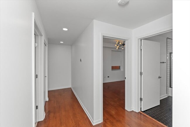 Building Photo - 744 W Fullerton Ave