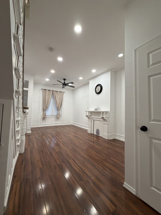 Living room (angle 2) - 1641 Edgley St