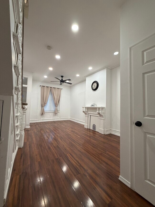 Sala de estar (ángulo 2) - 1641 Edgley St