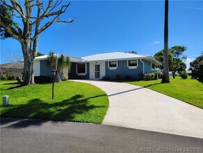 Building Photo - 5211 SE Sea Island Way
