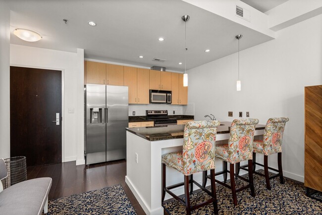 Foto del edificio - Fully Furnished Studio Condo at The Adelicia