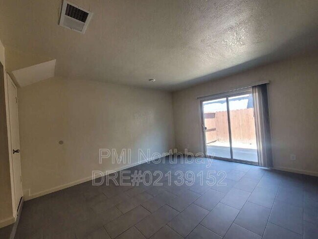 Foto del edificio - 1200 Dana Dr