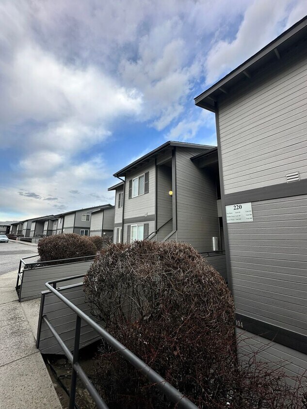 Primary Photo - Stunning Apartment with 2 Bedrooms and 2 B...