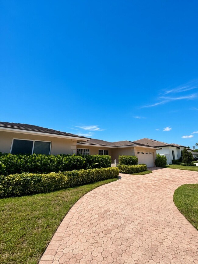 Building Photo - 2910 NE 39th Ct