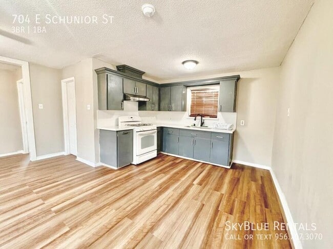 Building Photo - 704 E Schunior St