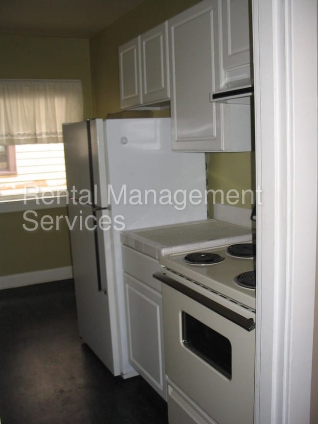 Building Photo - 3087 SE Ankeny St